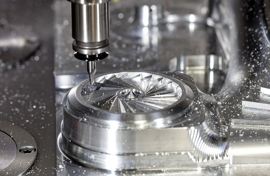 Pusat pemesinan CNC bekerja